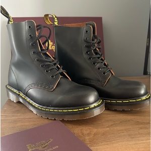 Dr. Martens 1460 8 Eyelet Boot Black size 9 NEW comes with accessory gift tin